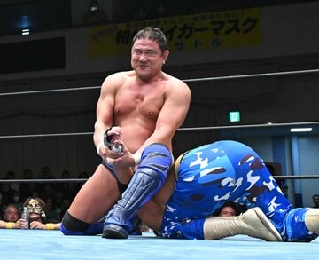 ケンドー・カシン（下）を白目式腕固めで捉える永田裕志