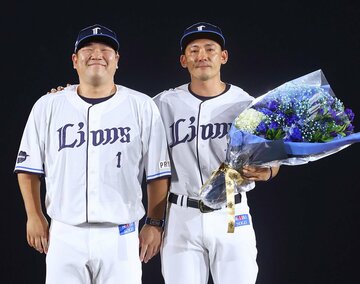 試合後、同期の「サンペイ」こと中村剛也(左)と肩を並べる西武・栗山巧