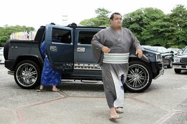 現役時代はハマーで出勤することもあった元琴奨菊の秀ノ山親方(2011年)