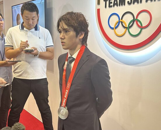 銀メダルを授与された宇野昌磨