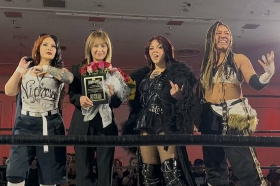 デスマッチの殿堂入りを果たした工藤めぐみGM（左から2人目、プロレスリングXERO１提供）