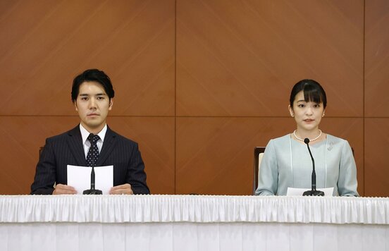  記者会見をする小室圭さん（左）と眞子さん（代表撮影）