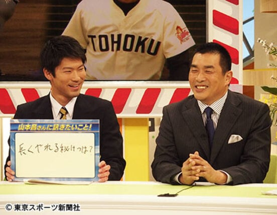 「サンデードラゴンズ」(CBCテレビ)に生出演した山本昌氏。左は中日のドラフト2位指名の佐藤優投手