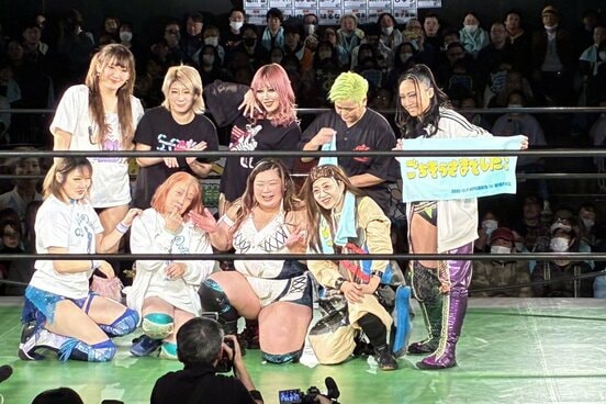 バトルロイヤルを終え記念撮影する（前列左から）真琴、松澤さん、優宇、広田さくら、（後列左から）VENY、関口翔、夏すみれ、水波綾、野崎渚