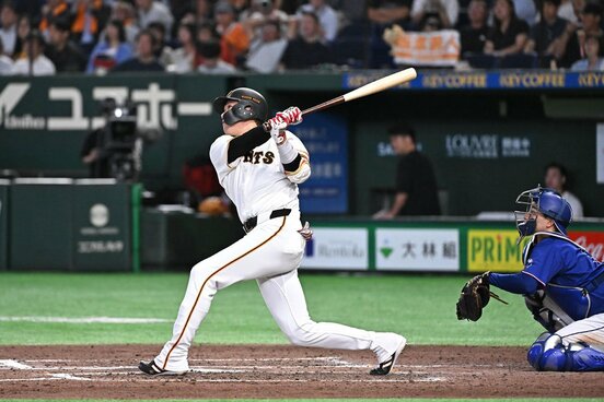 8回にセンター越えの二塁打を放った巨人・坂本勇人