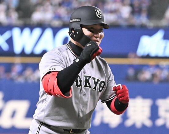 代打で勝ち越しの３点適時打を放った丸佳浩