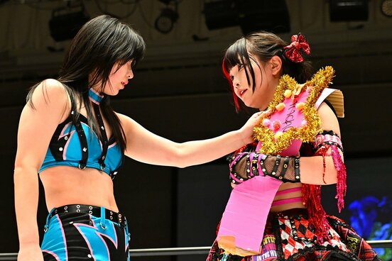 さくらあや（左）と伊藤麻希