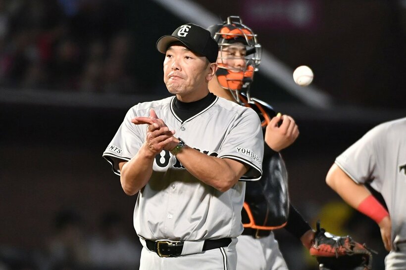 ７回、投手交代を告げベンチに戻る阿部監督