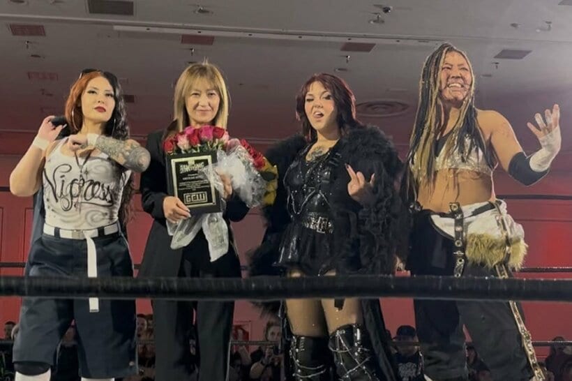 デスマッチの殿堂入りを果たした工藤めぐみGM（左から2人目、プロレスリングXERO１提供）