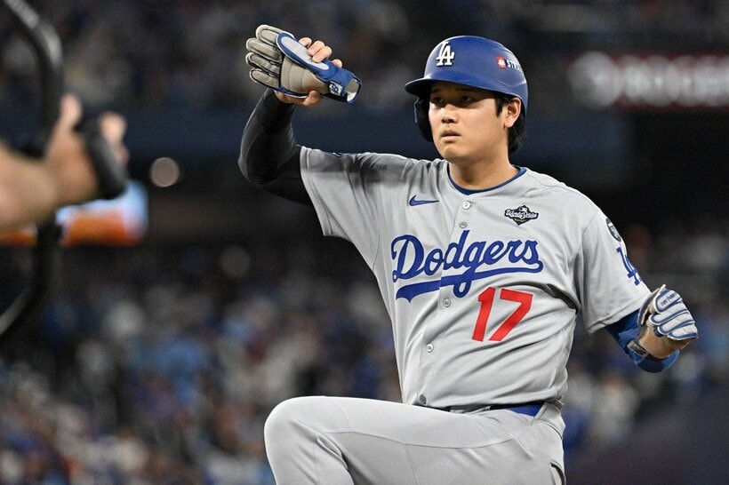 ヒットで出塁しポーズを決める大谷翔平（ロイター）