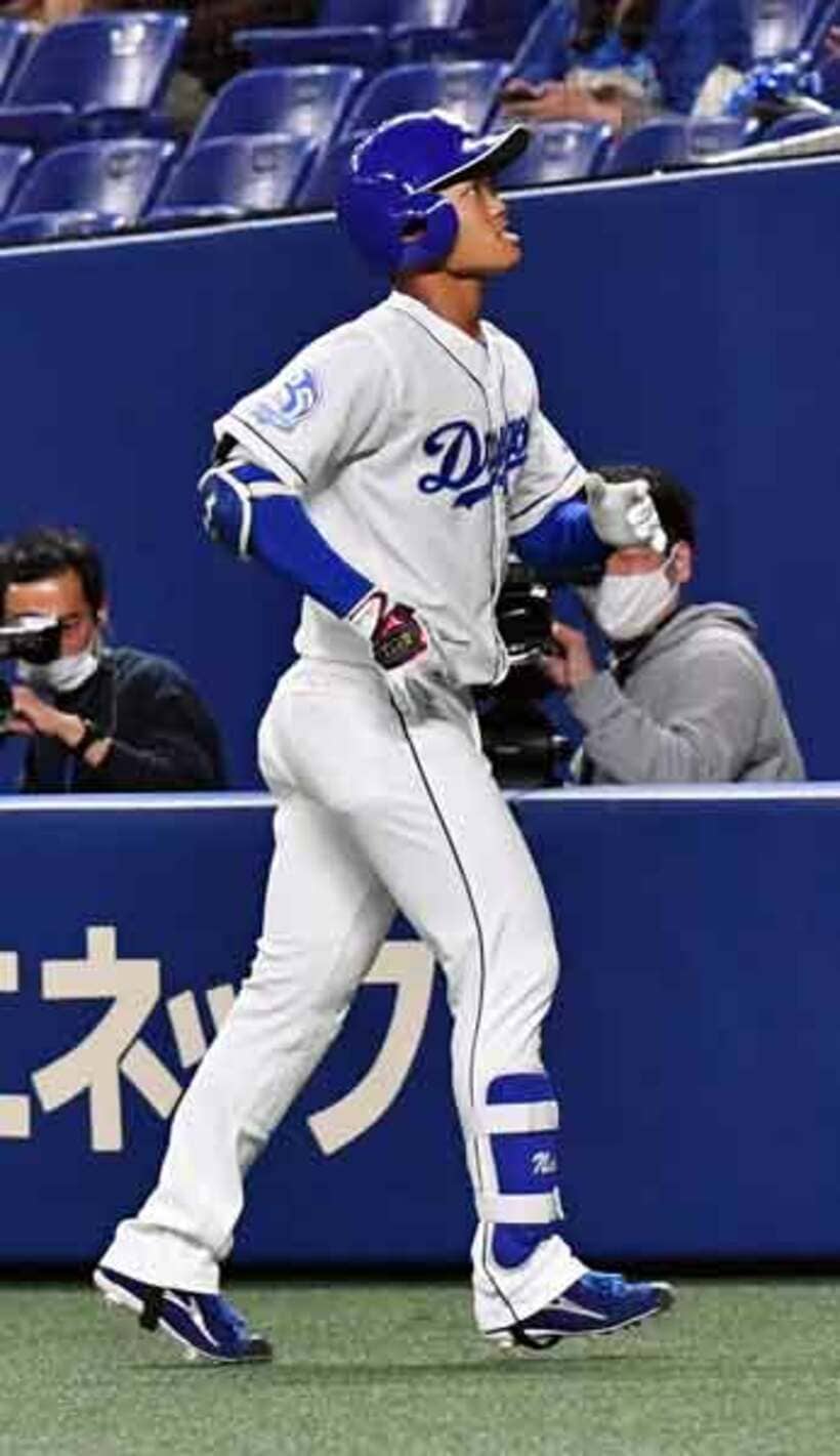  凡退に悔しそうな表情を浮かべる根尾