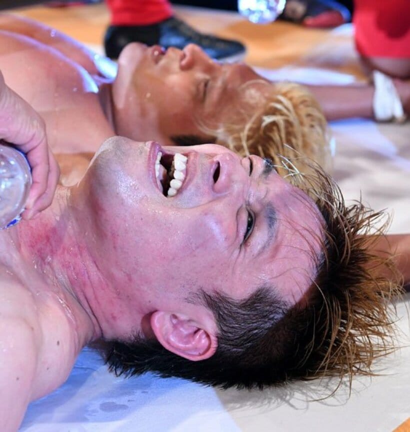  死闘を終え、マットに横たわる潮﨑（下）と拳王