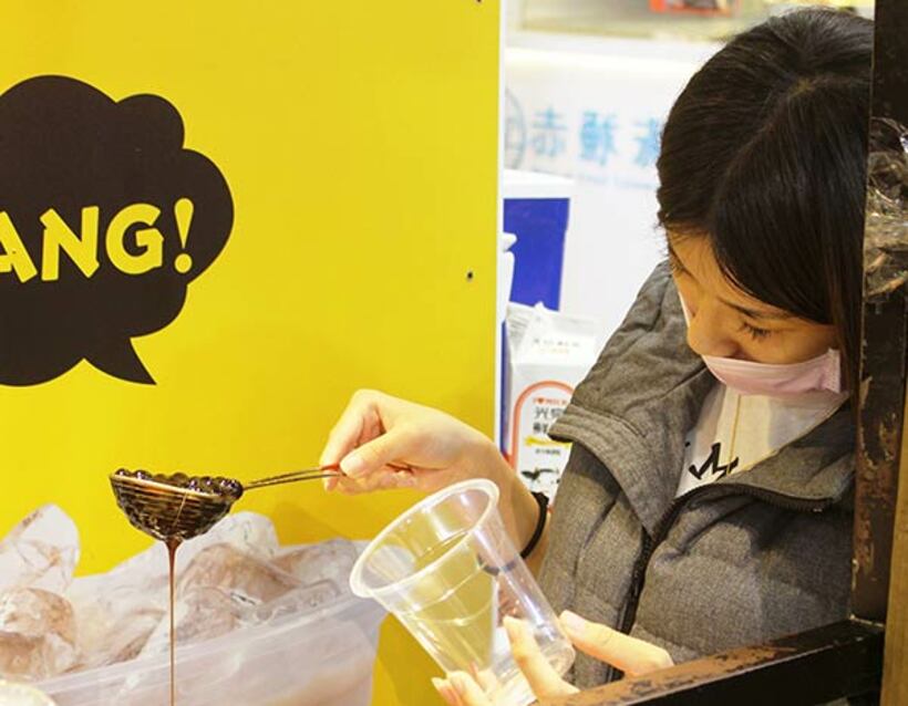  タピオカをすくう台北の店の店員（写真は本文と関係ありません）