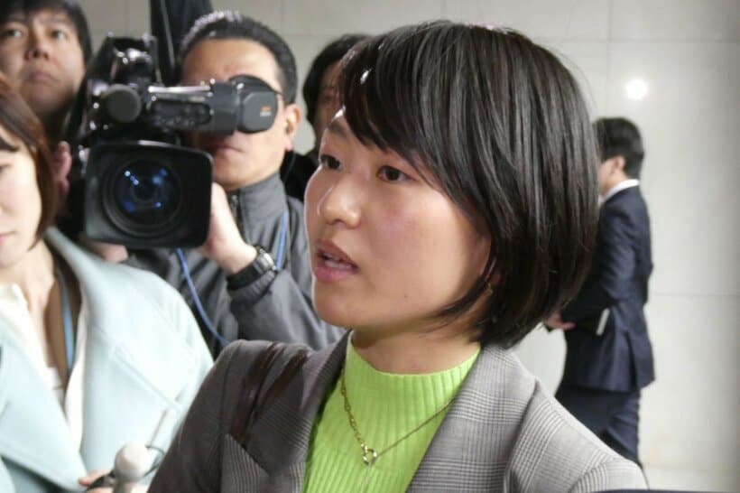 取材に答える鈴木広報本部長