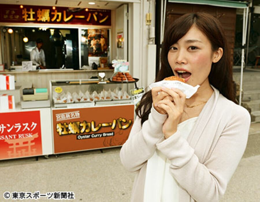 名物の牡蠣カレーパン