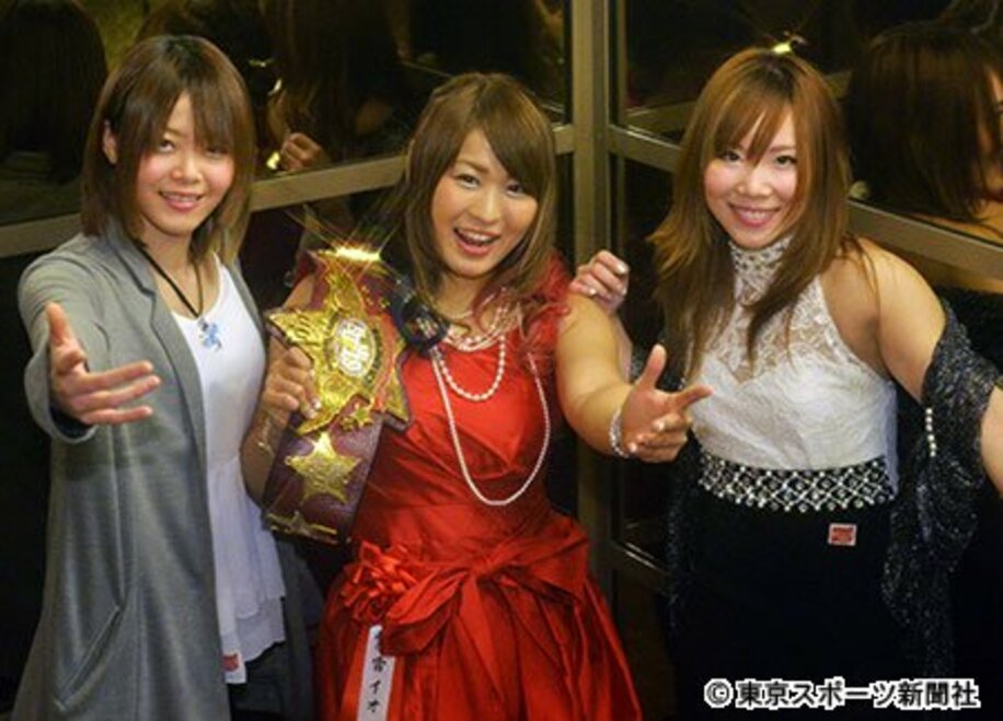 ６人タッグ王座奪取を誓う（右）から宝城、イオ、岩谷。写真は「プロレス大賞」授賞式でドレスアップした３人