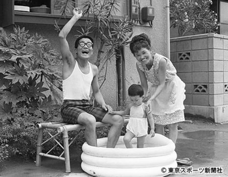 節子夫人（右）と愛娘・友子さん（中）との一家団らんの一枚（１９６６年８月撮影）