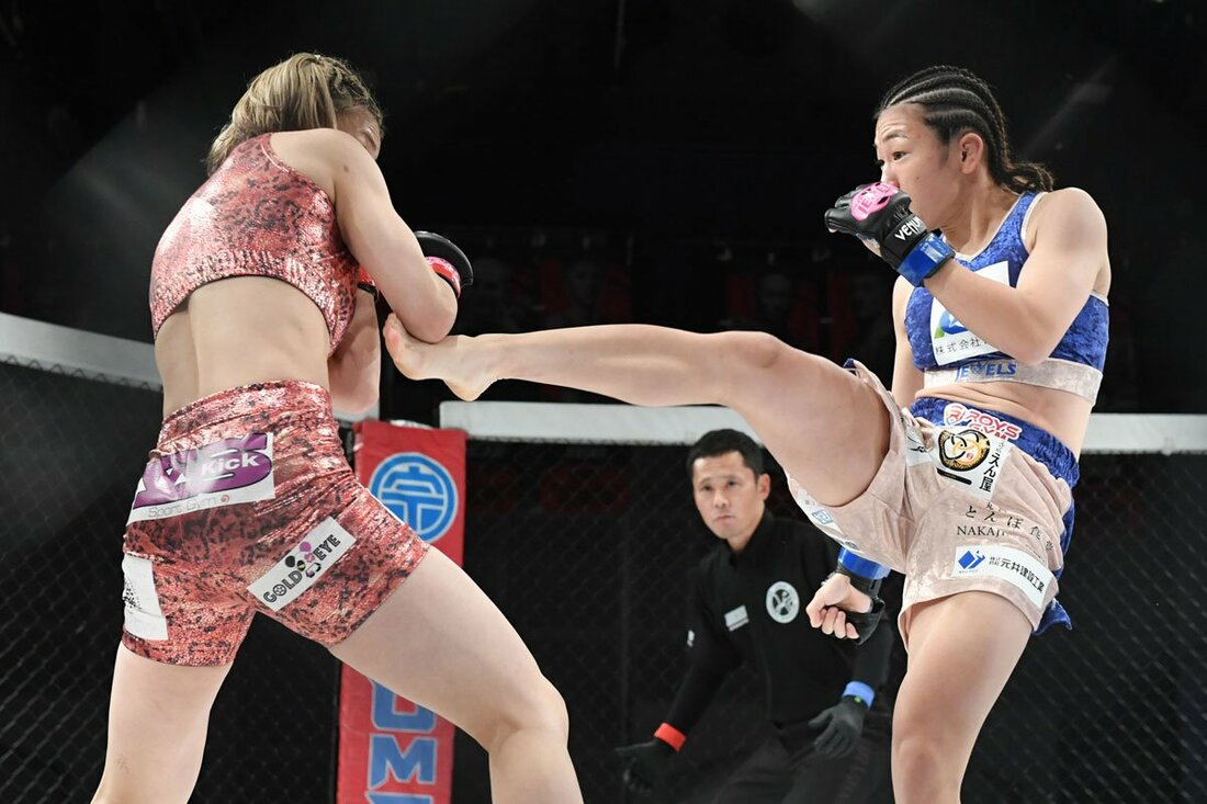 メインの彩綺(左)と竹林エルの一戦は大熱闘となった