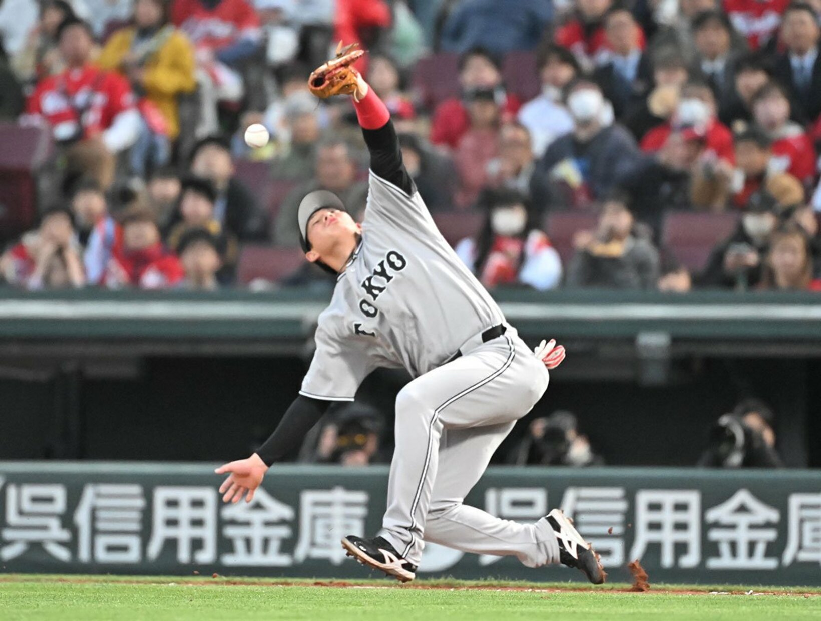 強風のためか、２回にも広島・ファビアンの一邪飛を落球した巨人・増田陸