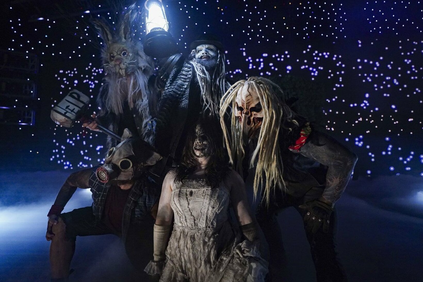 ランタンを掲げるアンクル・ハウディ―(中央奥)率いる怪しげな新ユニット（©WWE）