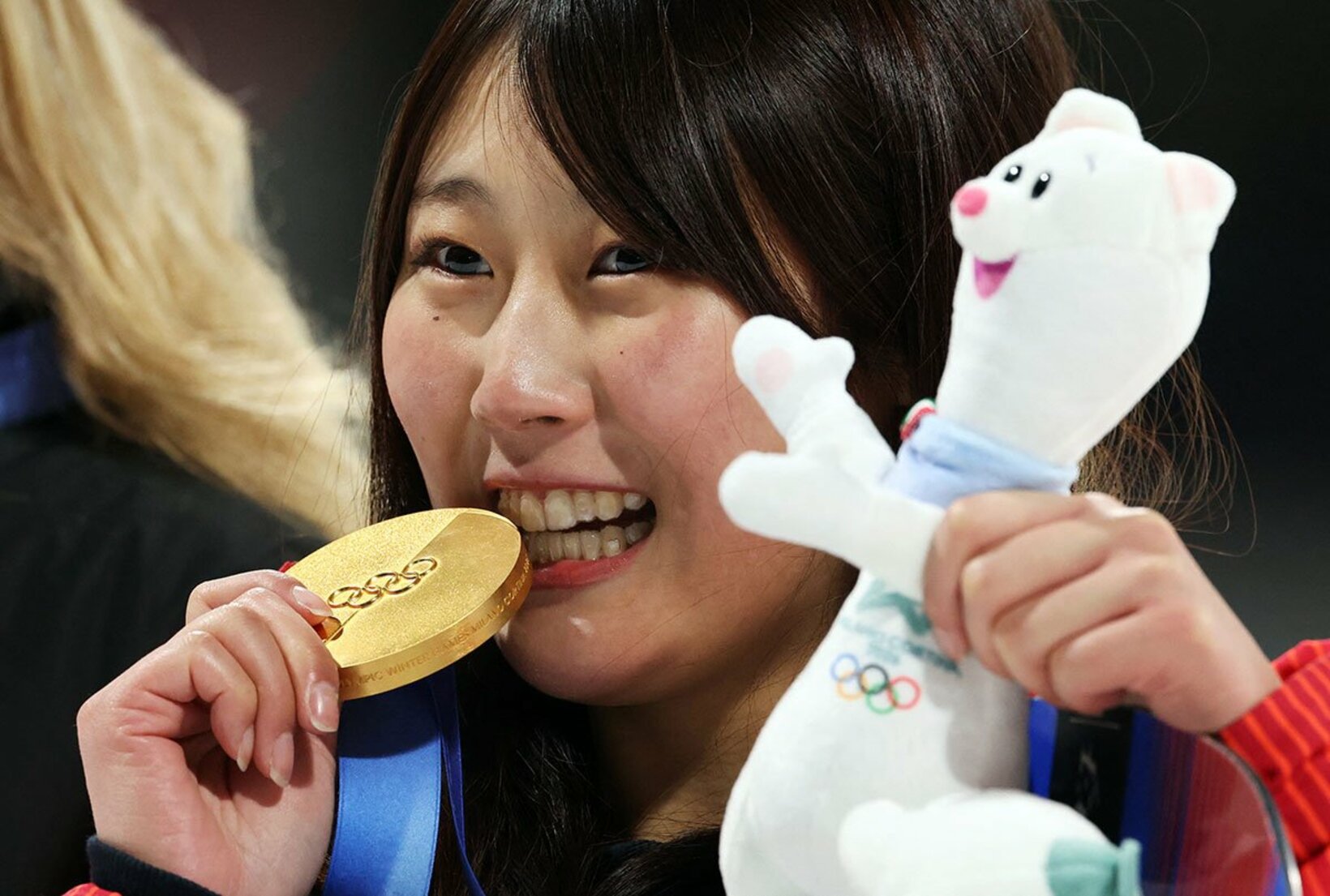 金メダルをかじる村瀬心椛（ロイター）