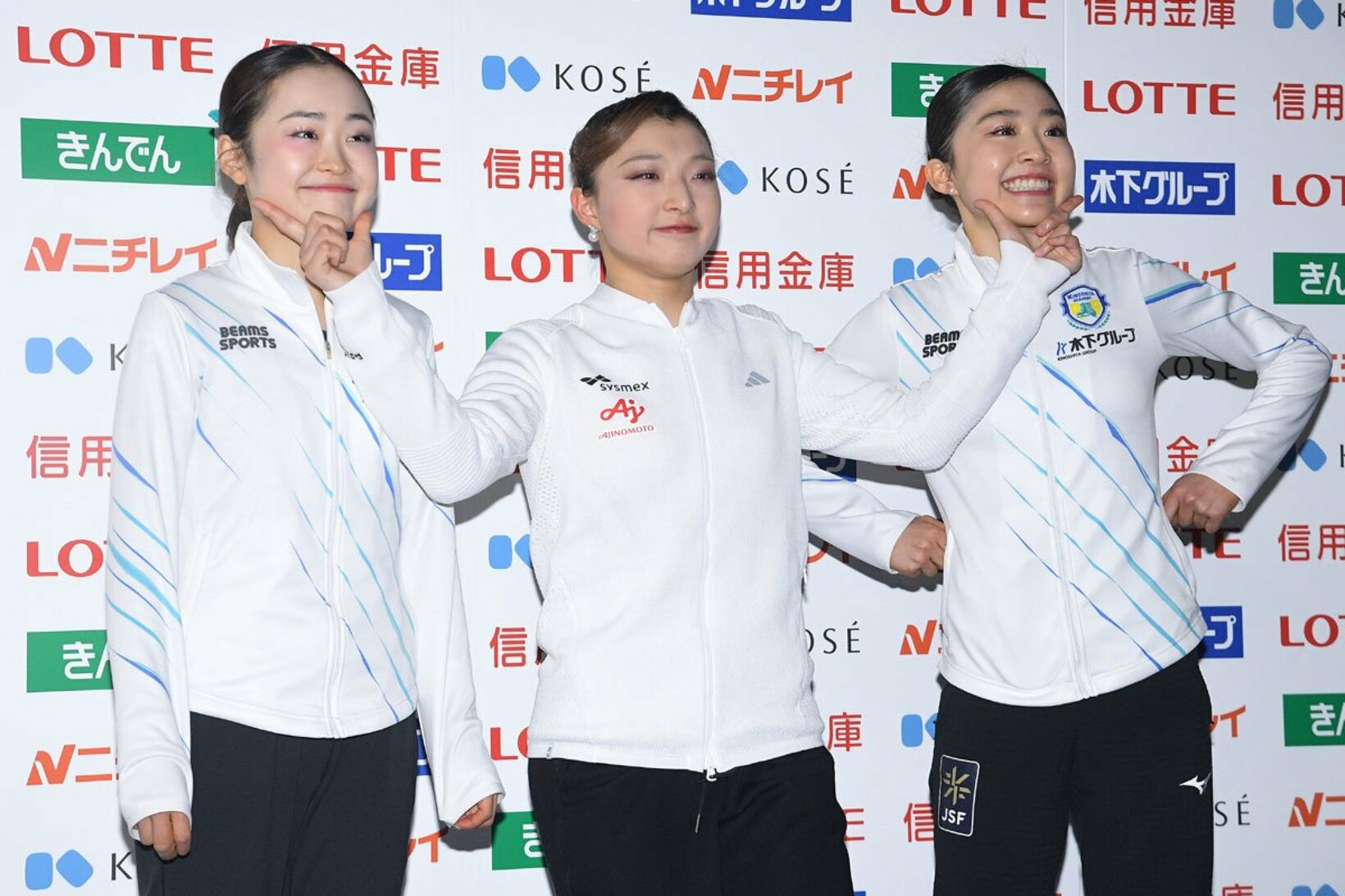 坂本花織(中)にアゴをつかまれる千葉百音(右)。左は２位の島田麻央