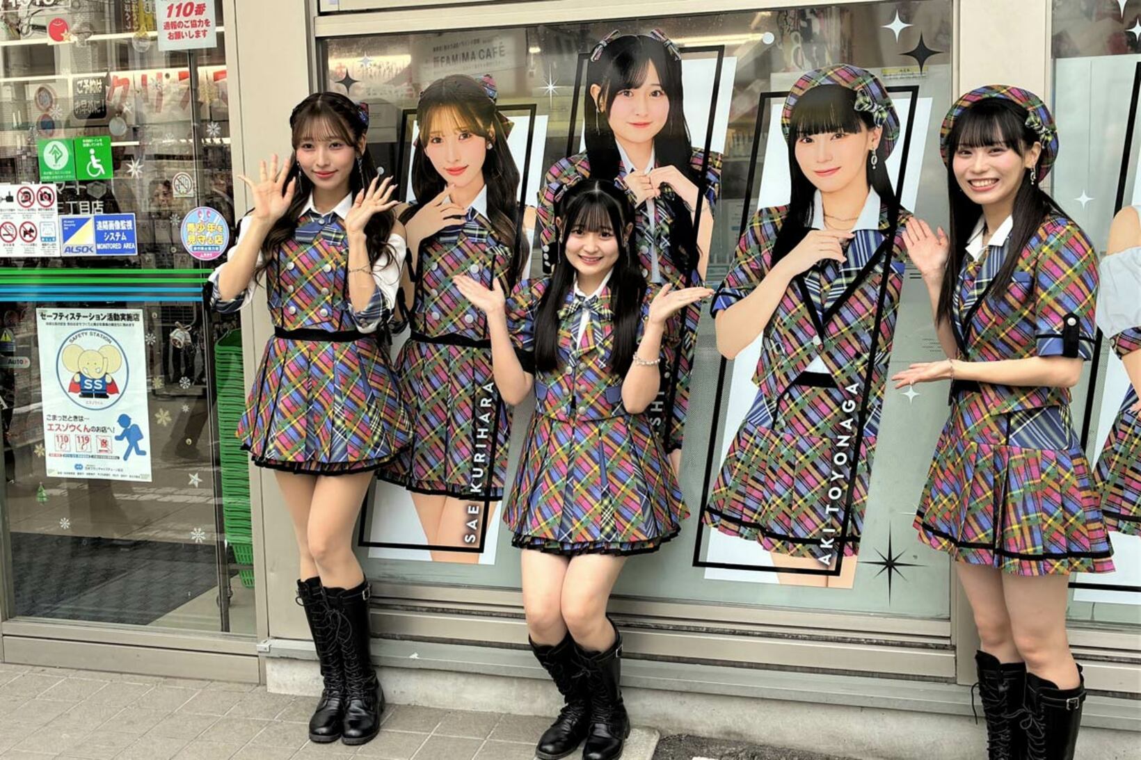 HKT48メンバーがラッピングされたファミマの除幕式イベント（中央が石橋）