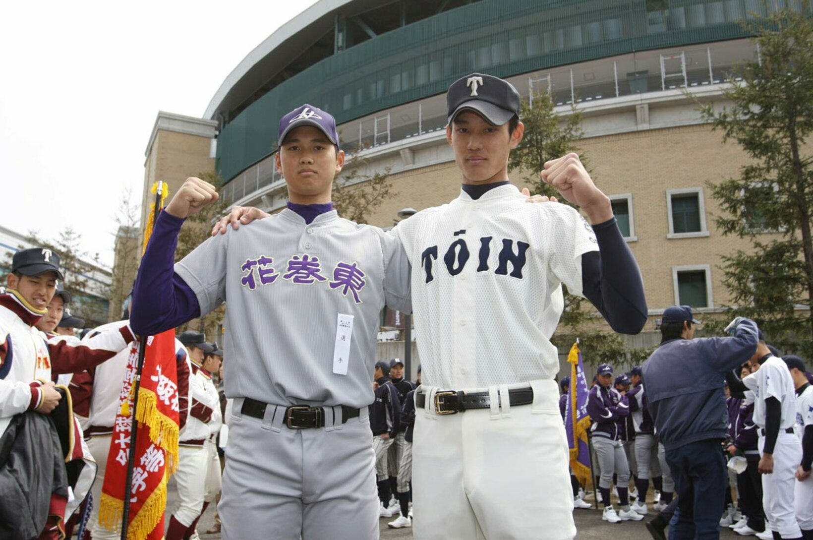 肩を組みガッツポーズをする花巻東・大谷翔平（左）と大阪桐蔭・藤浪晋太郎（２０１２年）