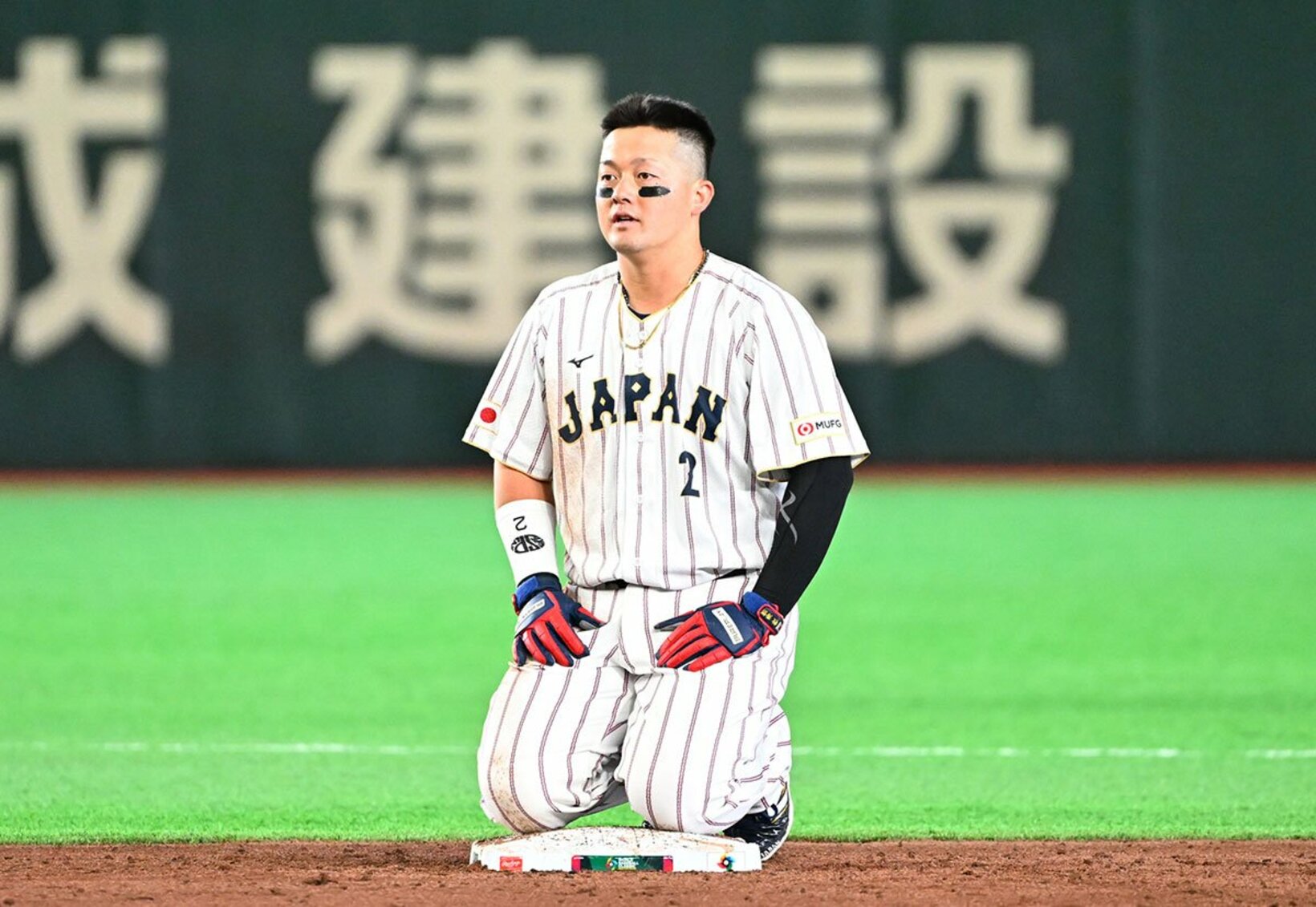 牽制アウトとなり、二塁上で正座のまま呆然とする侍ジャパン・牧秀悟