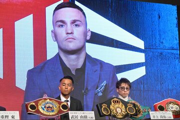 世界戦開催発表会見にリモートで参加したサム・グッドマン　手前は井上尚弥（右）と武居由樹