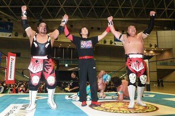 見事に愁傷を果たしたストゥーカ・ジュニア(左)とウルティモ・ゲレーロ(右)