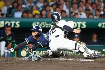 ５回、微妙なタイミングながら、本塁生還に成功したヤクルト・松下歩叶(左)
