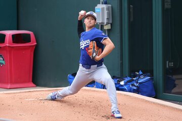 ブルペンで投球をする大谷翔平