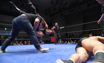 試合後も藤波を襲う成田蓮と高橋裕二郎を投げ飛ばしたウルフアロン(左)