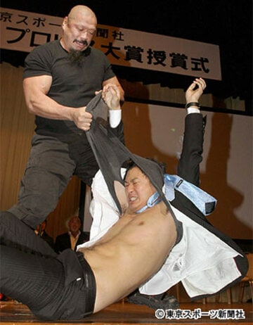  飯塚（上）にシャツを破かれる野上アナ