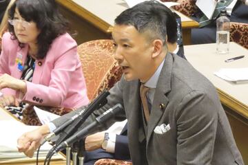 右手の拳を握った山本太郎氏