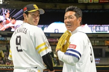 評論家時代に「背番号９」同志、柳田(左)と揃い踏みしたソフトバンク・小久保監督（２０１８年）