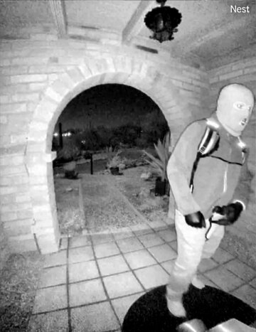 犯カメラに映ったナンシーさんを誘拐したとみられる男（カシュ・パテルFBI長官のXから）