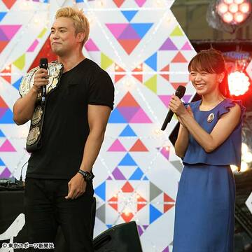  ２０１６年のイベントで共演したオカダ・カズチカと三森すずこ（右）