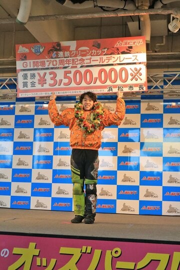 圧勝で大会初制覇を飾り、笑顔の黒川京介