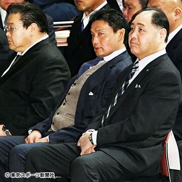 険しい表情で話を聞く貴乃花親方（中）