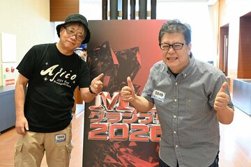 まさかのお笑い進出を果たした関西名物記者コンビ。いい表情だ。