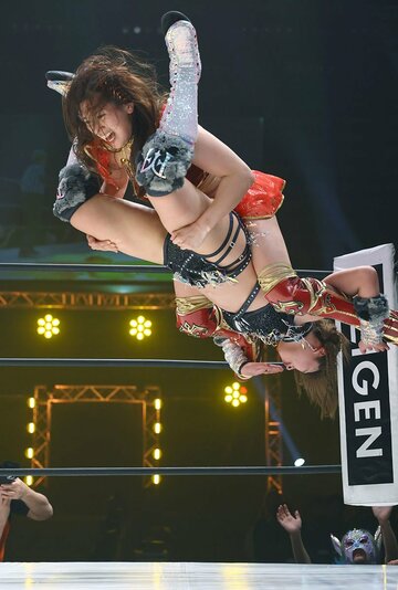 雪崩式スタイルズクラッシュを決める青野未来(上)