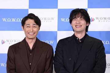 「怪物」完成報告会に出席した安田顕（左）と水上恒司