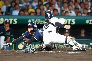 ５回、微妙なタイミングながら、本塁生還に成功したヤクルト・松下歩叶(左)