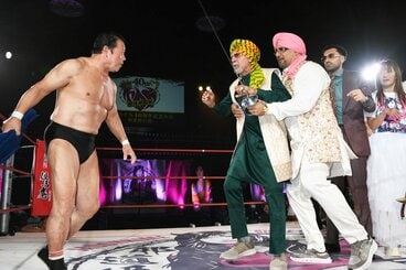 試合前、藤波辰爾(左)をサーベルで威嚇する立会人のタイガー・ジェット・シン
