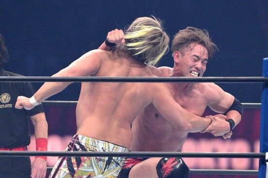 棚橋弘至（左）をレインメーカーで仕留めるオカダ・カズチカ