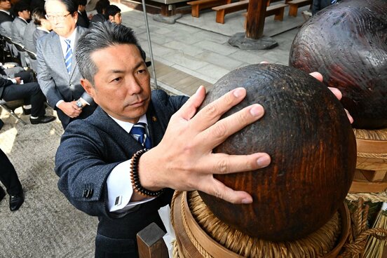 筥崎宮の縁起ものの玉に触れるソフトバンク・小久保監督