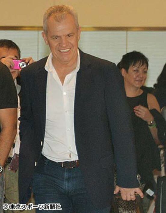 アギーレ新監督と夫人のシルビアさん（右後方）