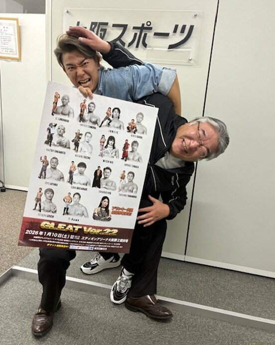 上井文彦氏をコブラツイストで締め上げる山村武寛